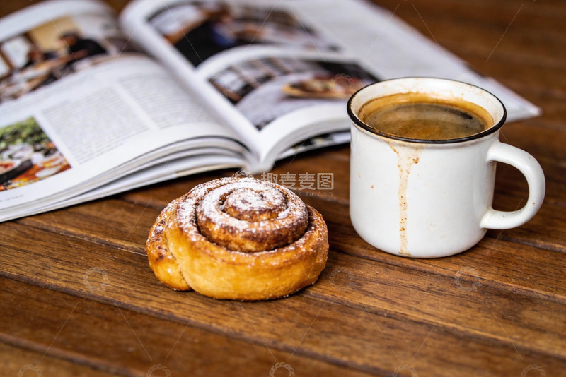 高清大图下载【趣麦麦图】咖啡卷与杂志木质桌面