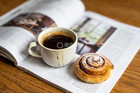 咖啡与肉桂卷的惬意时光