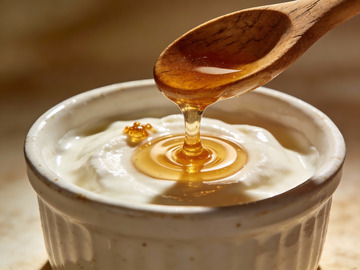 蜂蜜滴入酸奶碗中
