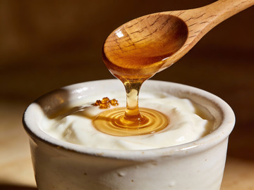 蜂蜜滴入酸奶碗中