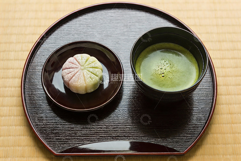 抹茶与和果子的精致摆盘