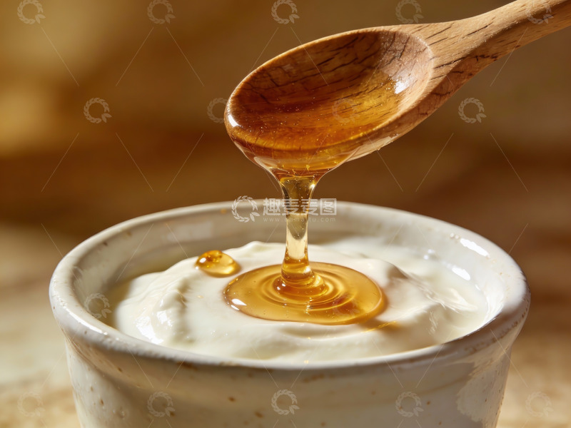 高清大图下载【趣麦麦图】蜂蜜滴入酸奶碗中