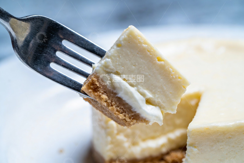高清大图下载【趣麦麦图】叉子夹起芝士蛋糕特写