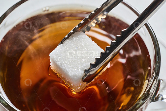 茶杯中糖块溶解瞬间