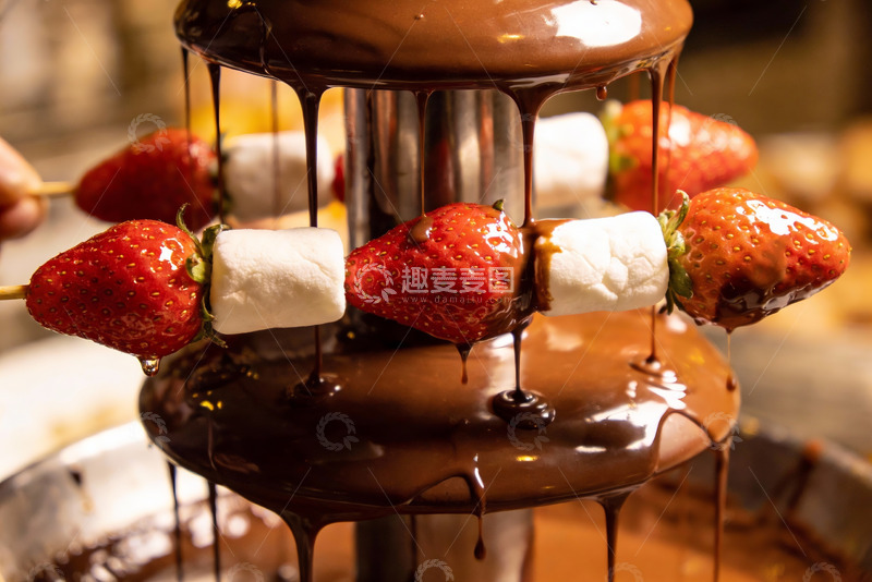 高清大图下载【趣麦麦图】巧克力草莓串蘸巧克力