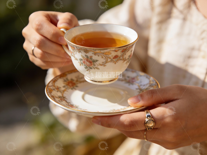 高清大图下载【趣麦麦图】优雅手持花瓷茶杯品茗