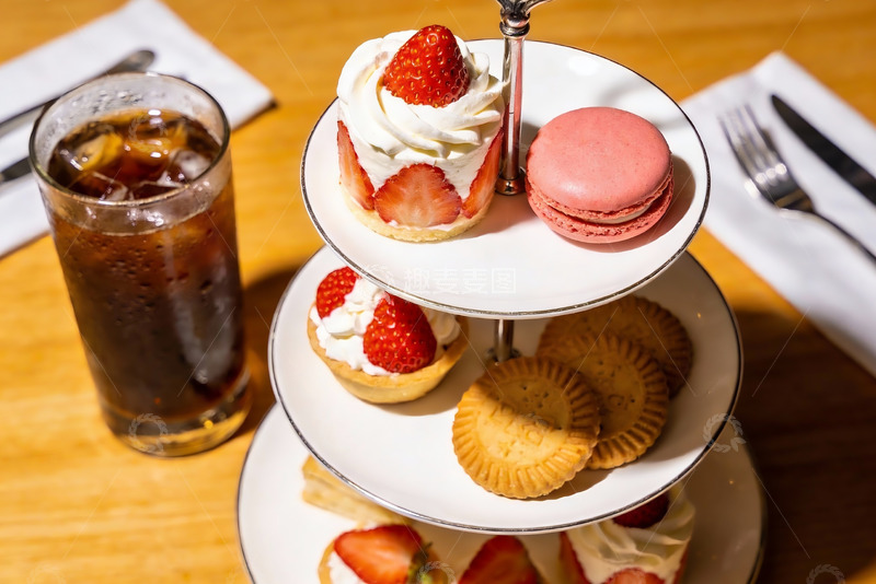 高清大图下载【趣麦麦图】三层甜点架配饮品