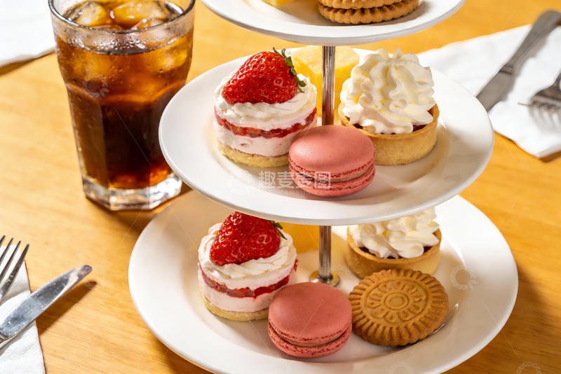 高清大图下载【趣麦麦图】三层甜点架配饮料