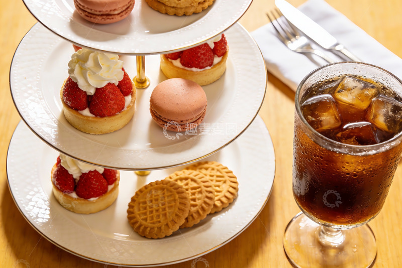 高清大图下载【趣麦麦图】三层甜点架配冰饮