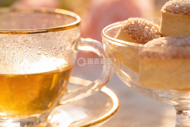 高清大图下载【趣麦麦图】阳光下茶与饼干的温馨时光