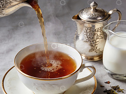 热茶倒入杯中蒸汽升腾