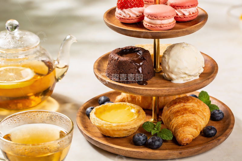 高清大图下载【趣麦麦图】三层木质甜点架配茶饮