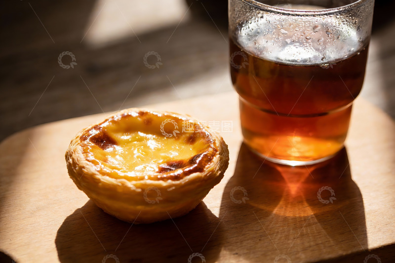 高清大图下载【趣麦麦图】蛋挞配饮品的温馨午后