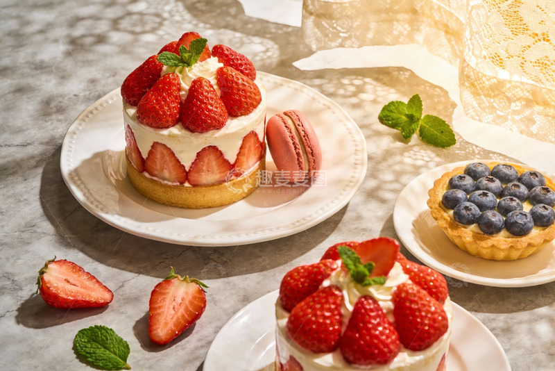 高清大图下载【趣麦麦图】草莓奶油蛋糕与马卡龙甜点