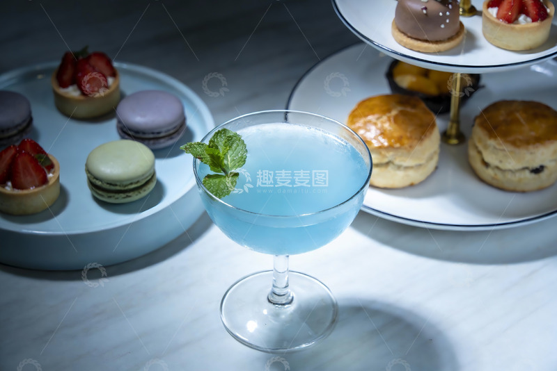 高清大图下载【趣麦麦图】蓝色鸡尾酒与精致甜点
