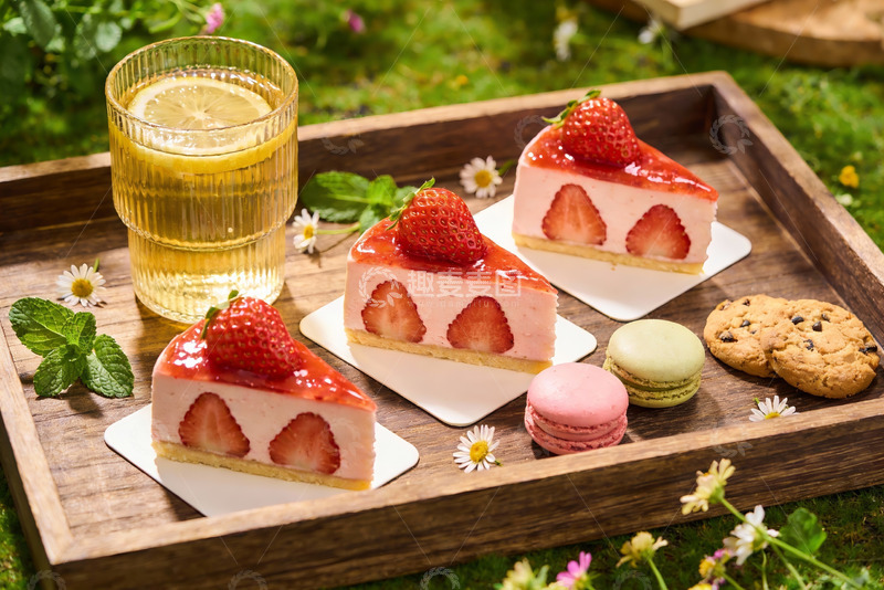 高清大图下载【趣麦麦图】草莓慕斯蛋糕与饮品摆盘