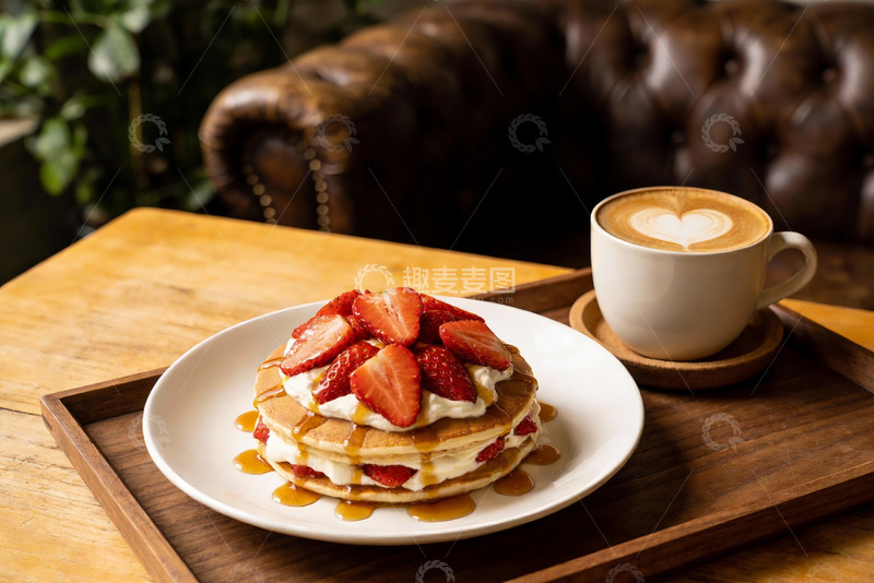 高清大图下载【趣麦麦图】草莓松饼配拿铁咖啡