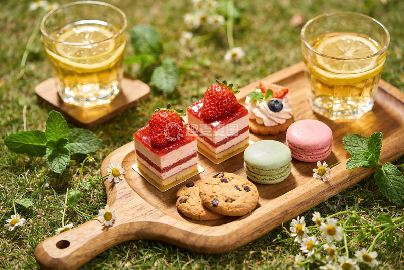 高清大图下载【趣麦麦图】户外草地上甜点与饮品