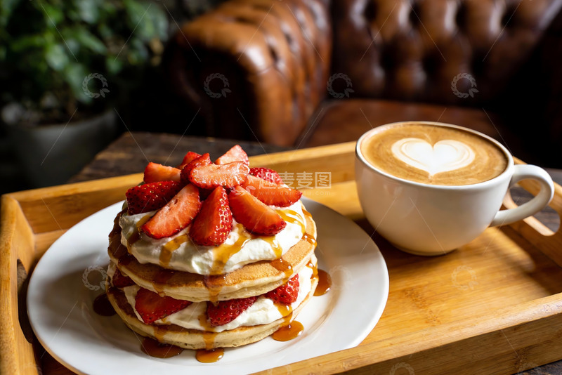 高清大图下载【趣麦麦图】草莓松饼配拿铁咖啡