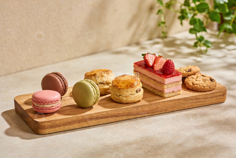高清大图下载【趣麦麦图】木质托盘上的精致甜点