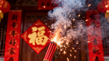 春节烟花绽放喜庆氛围