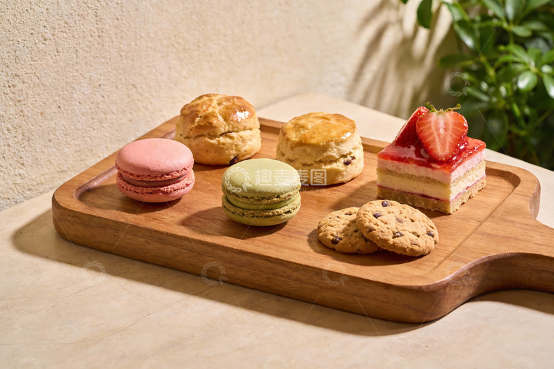 高清大图下载【趣麦麦图】木质托盘上的精致甜点