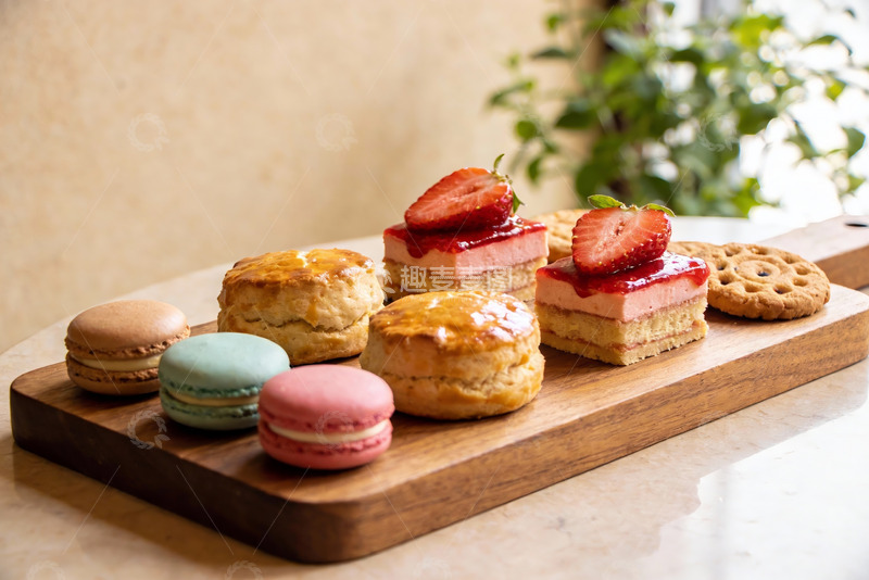 高清大图下载【趣麦麦图】木质托盘上的精致甜点