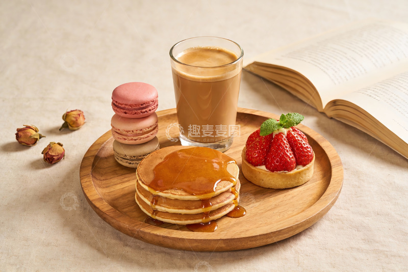 高清大图下载【趣麦麦图】木质盘上的甜点与饮品