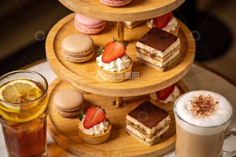 高清大图下载【趣麦麦图】三层木质甜点架配饮品