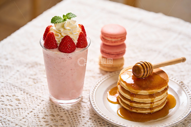 高清大图下载【趣麦麦图】草莓奶昔配松饼与马卡龙