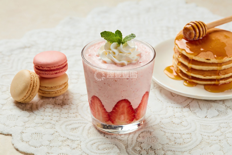 高清大图下载【趣麦麦图】草莓奶昔配马卡龙和松饼
