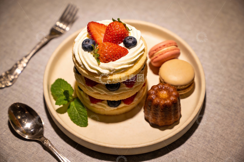 高清大图下载【趣麦麦图】精致甜点摆盘含蛋糕与马卡龙