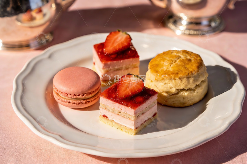 高清大图下载【趣麦麦图】精致甜点摆盘草莓蛋糕与马卡龙