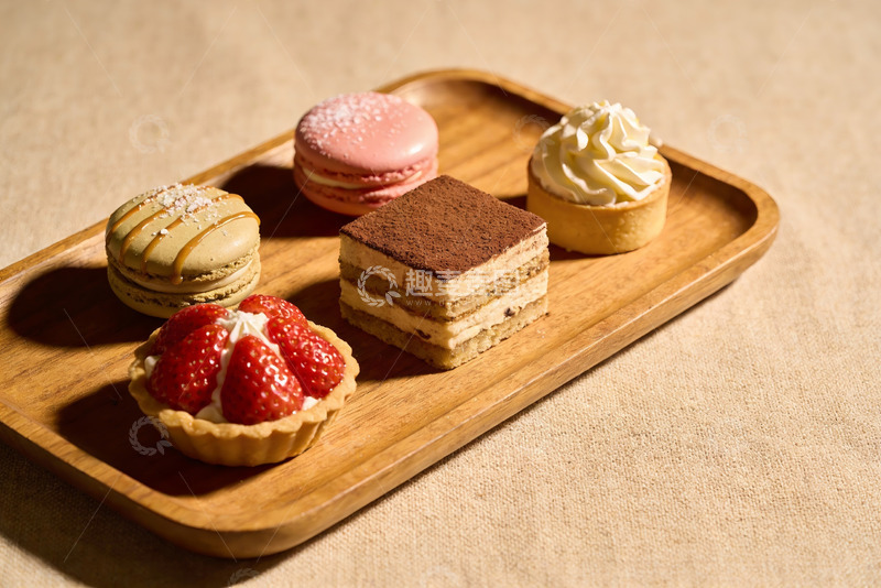 高清大图下载【趣麦麦图】木质托盘上的精致甜点
