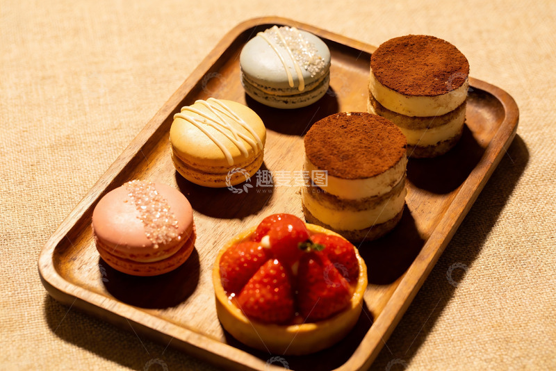 高清大图下载【趣麦麦图】木质托盘上的精致甜点