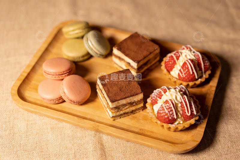 高清大图下载【趣麦麦图】木质托盘上的精致甜点