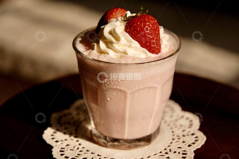 高清大图下载【趣麦麦图】草莓奶昔配奶油与鲜果