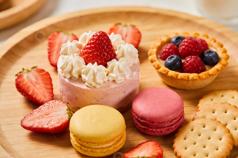高清大图下载【趣麦麦图】木盘上的甜点与水果