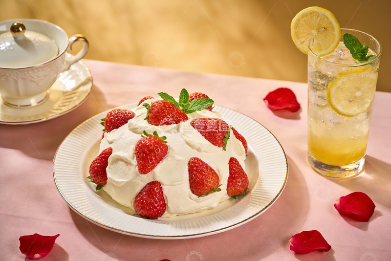 高清大图下载【趣麦麦图】草莓奶油蛋糕配柠檬饮品