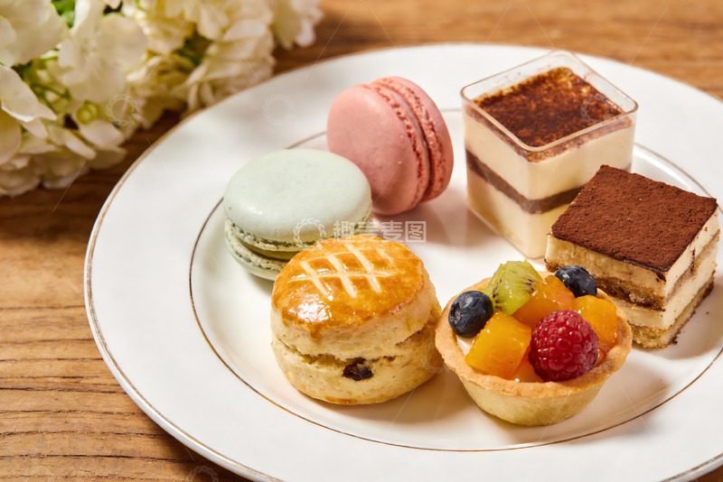 高清大图下载【趣麦麦图】精致甜点拼盘摆放在木质桌面上