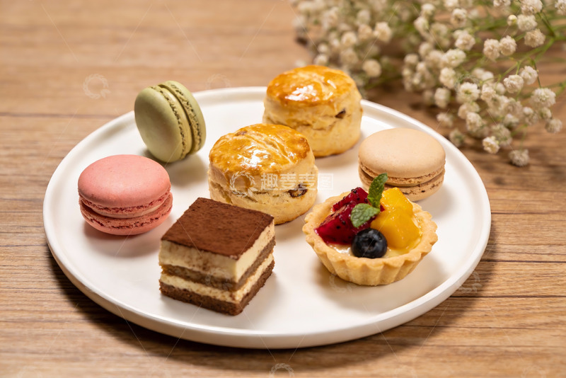 高清大图下载【趣麦麦图】精致甜点拼盘摆放在木质桌面上