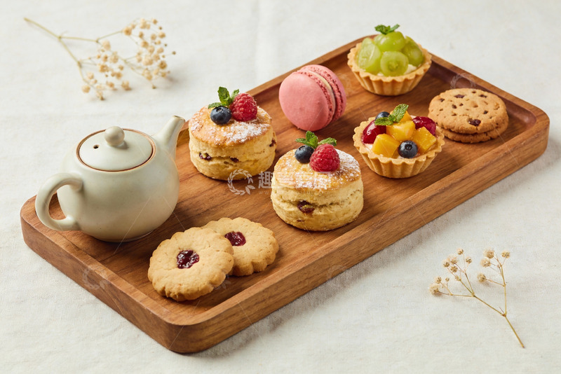 高清大图下载【趣麦麦图】木质托盘上的精致下午茶点心