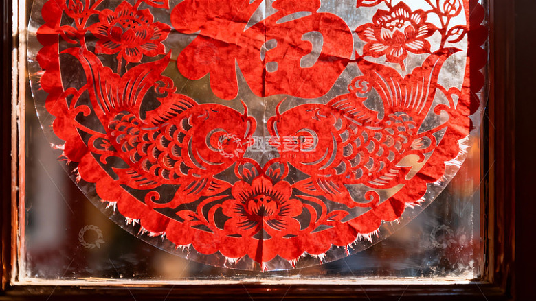 红色窗花鱼纹剪纸艺术
