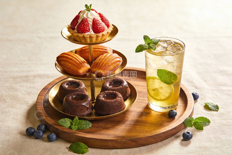 高清大图下载【趣麦麦图】三层甜点与柠檬饮品