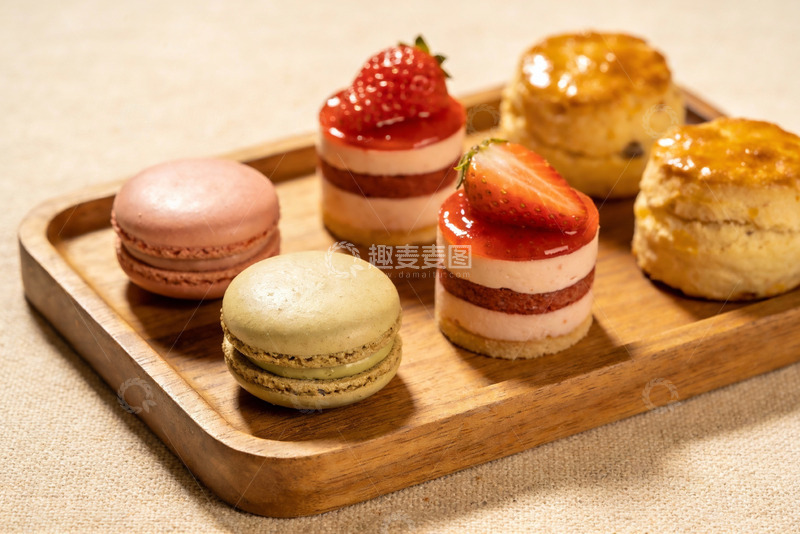 高清大图下载【趣麦麦图】木质托盘上的精致甜点