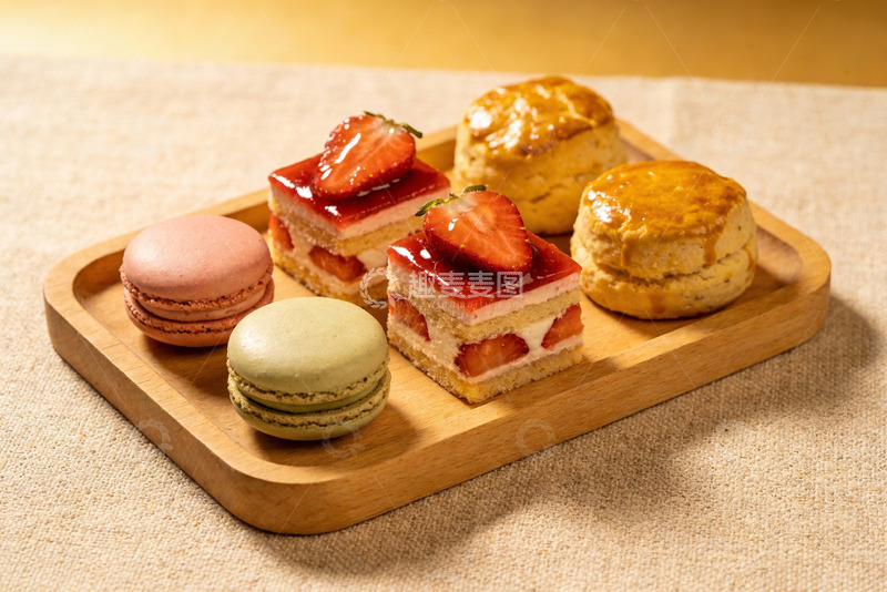 高清大图下载【趣麦麦图】木质托盘上的甜点拼盘