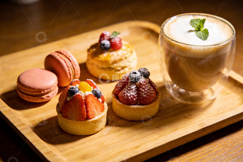 高清大图下载【趣麦麦图】木质托盘上的甜点与咖啡