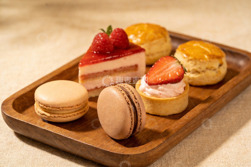 高清大图下载【趣麦麦图】木质托盘上的精致甜点