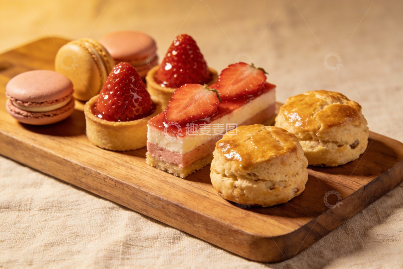 高清大图下载【趣麦麦图】木盘上的精致甜点拼盘