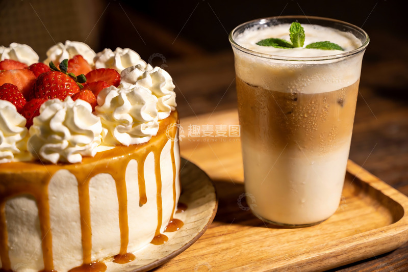 高清大图下载【趣麦麦图】草莓蛋糕配冰咖啡